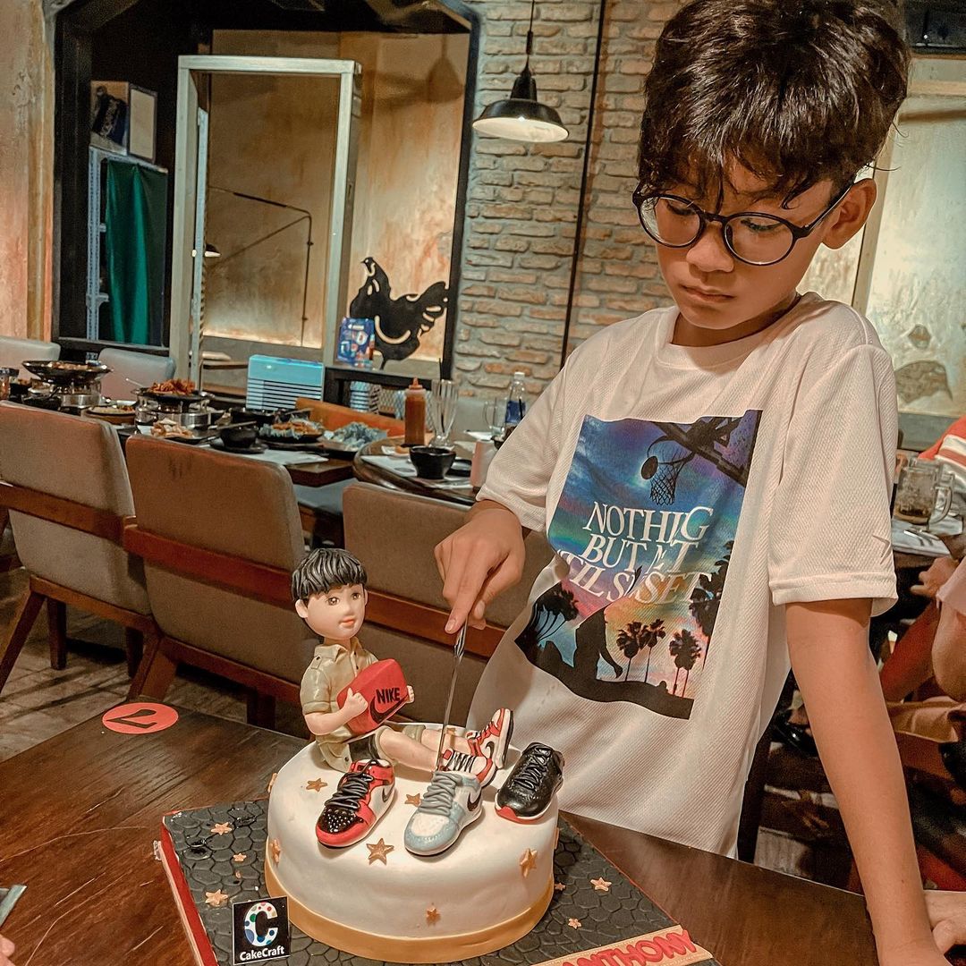 Hình ảnh đón sinh nhật thứ 10 của cậu bé nhưng ở một địa điểm khác. Nhiều người cho rằng cậu bé đang cắt bánh tại nhà riêng của bố đẻ là đại gia Đức Huy