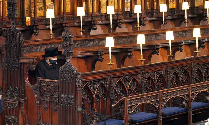 Nữ hoàng Elizabeth II ngồi một mình lặng lẽ trong lễ tang phu quân tại nhà nguyện St. George. Ảnh: PA.