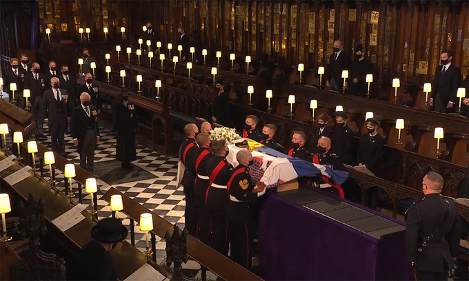Binh sĩ Anh đặt linh cữu Hoàng thân Philip lên bệ trong nhà nguyện St. George. Ảnh: Telegraph.