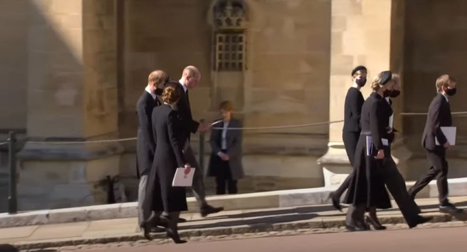 Hình ảnh Harry nói chuyện với vợ chồng Hoàng tử William trên đường rời Nhà nguyện.
