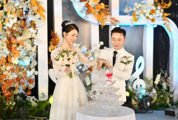Tiệc cưới 'khủng' của Phan Mạnh Quỳnh được coi là làm 'náo loạn' quê nhà Nghệ An