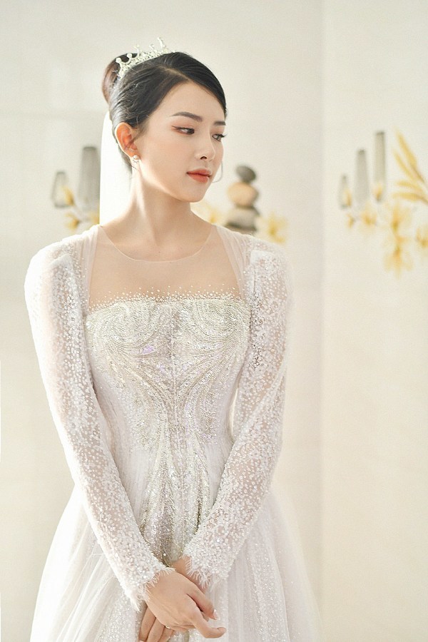 Trang điểm nhẹ nhàng cùng kiểu tóc búi đơn giản nhưng cô dâu Khánh Vy vẫn nổi bật trong thiết kế váy cưới tinh tế
