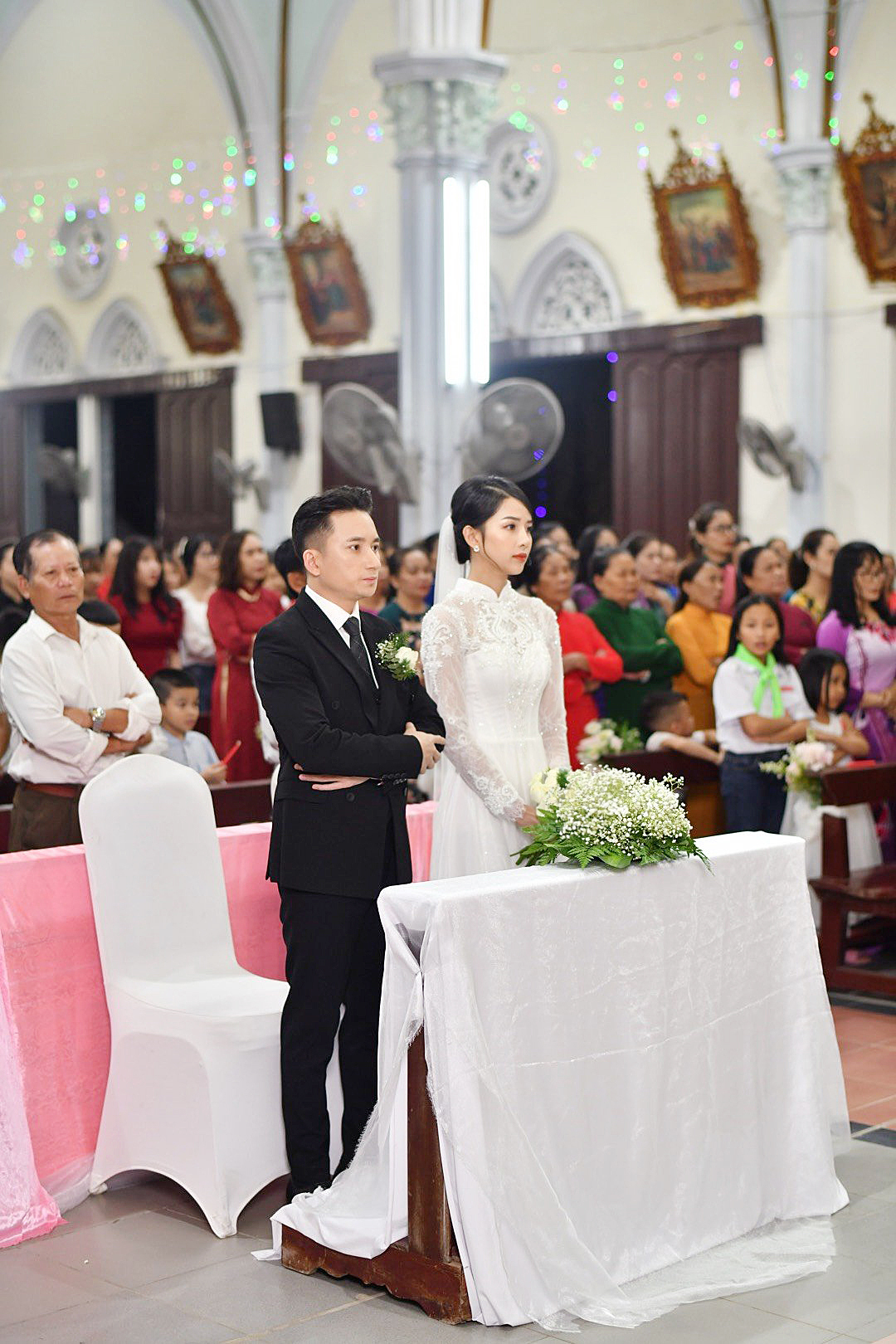 Phan Mạnh Quỳnh và Khánh Vy trong lễ cưới Công giáo diễn ra vào tối qua