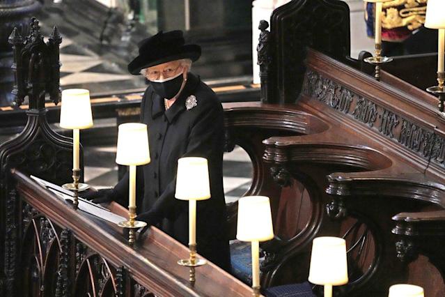 Nữ hoàng luôn ngồi 1 mình lặng lẽ trong suốt đám tang của người chồng quá cố.