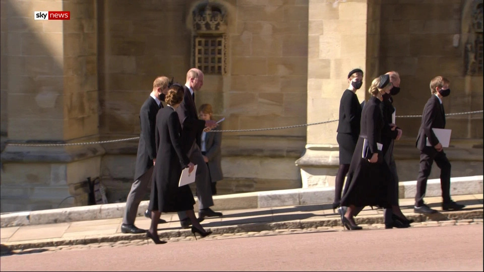 Hình ảnh được truyền thông bắt gặp vợ chồng Hoàng tử William nói chuyện với Harry trên suốt quãng đường từ Nhà nguyện trở về.