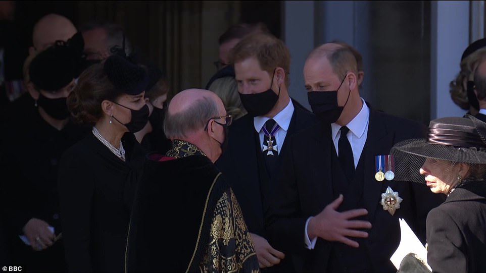 Harry cùng với Hoàng tử William nói chuyện với Tổng giám mục xứ Canterbury Justin Welby