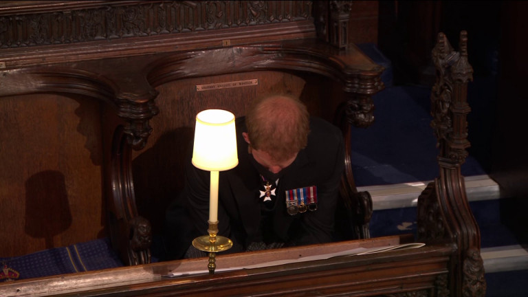 Hình ảnh Harry ngồi một mình và cúi gập người trước linh cữu của Hoàng thân Philip