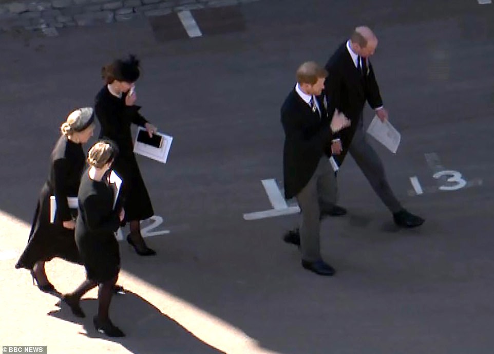 Tuy nhiên, khi rời Nhà nguyện sau buổi lễ, truyền thông bắt gặp hình ảnh Hoàng tử William và Harry nói chuyện với nhau
