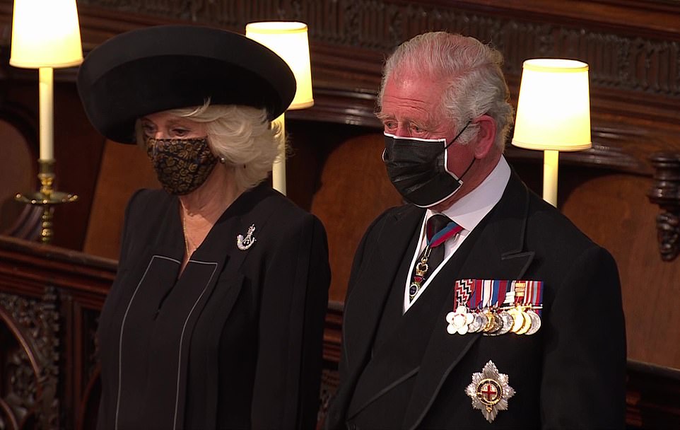 Bên trong nhà nguyện St George, Thái tử Charles ngồi cạnh vợ Camilla và đối diện trực tiếp với Nữ hoàng. Ảnh: Daily Mail