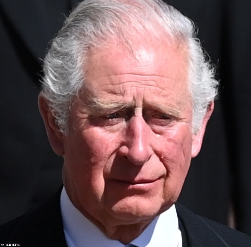 Một giọt nước mắt lăn dài trên má của Thái tử Charles khi ông đi sau quan tài của cha mình là Hoàng thân Philip tại Lâu đài Windsor. Ảnh: Reuters
