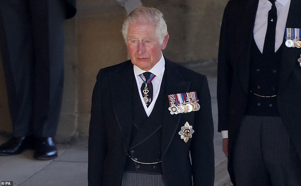 Thái tử Charles không cầm được nước mắt khi quan tài của Công tước xứ Edinburgh được đưa đến Nhà nguyện St George. Ảnh: PA