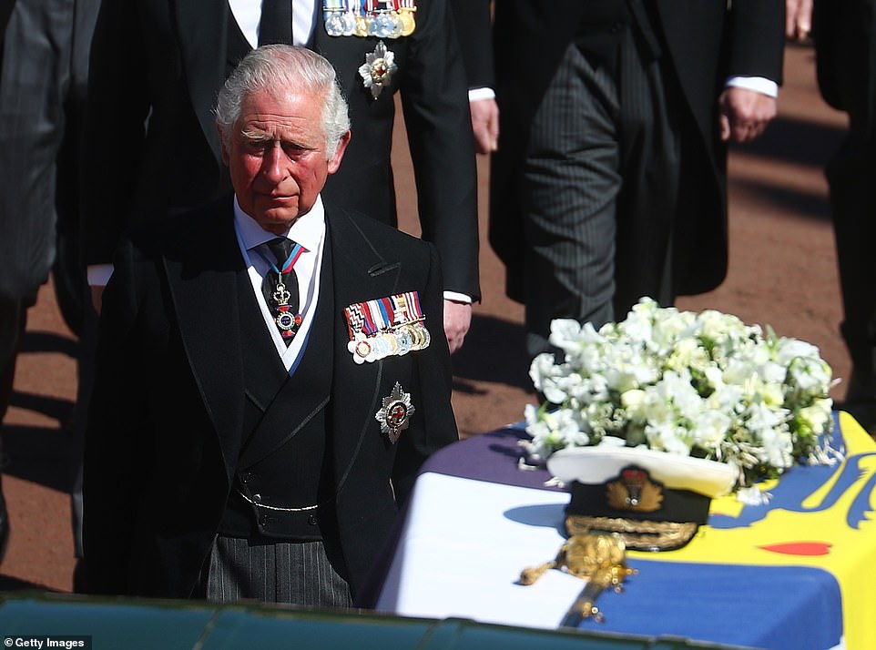 Thái tử Charles theo sau quan tài của Công tước xứ Edinburgh, được phủ Huy hiệu của Hoàng gia Anh trong Lễ rước theo nghi lễ trong tang lễ của Hoàng thân Philip. Ảnh: Getty