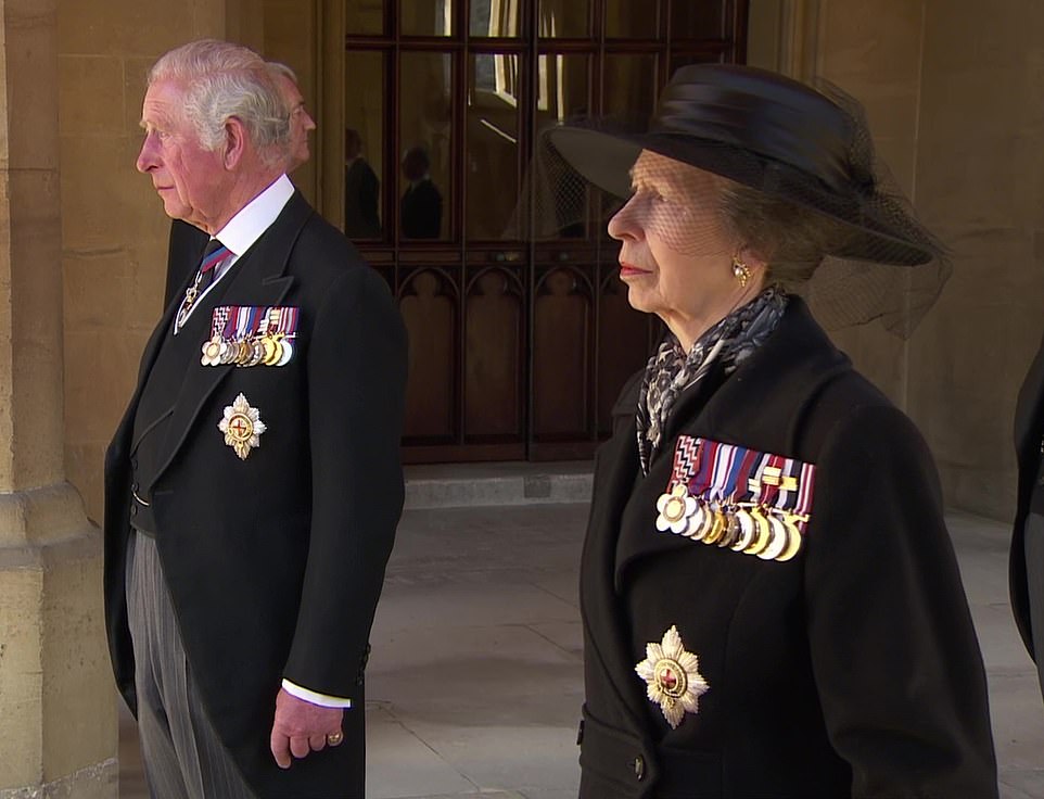 Thái tử Charles và Công chúa Anne tại Lâu đài Windsor trên đường đến Nhà nguyện St George