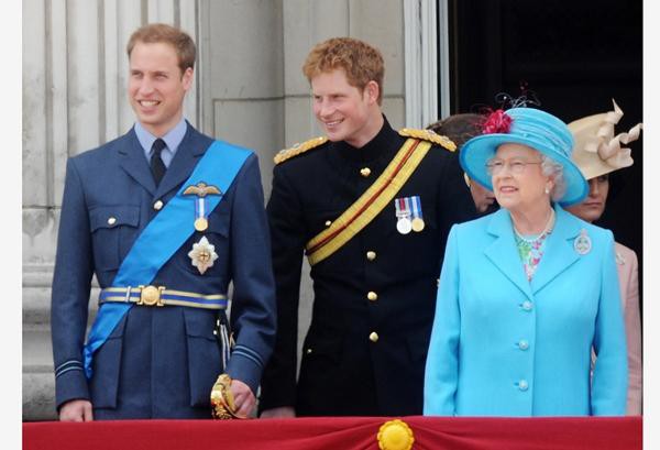 Trong một sinh nhật 'chính thức' trước đây của Nữ hoàng Elizabeth II cùng 2 người cháu là Hoàng tử William và Harry