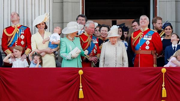 Các thành viên Hoàng gia Anh trong một buổi chào mừng sinh nhật của Nữ hoàng Elizabeth II tại Cung điện Buckingham