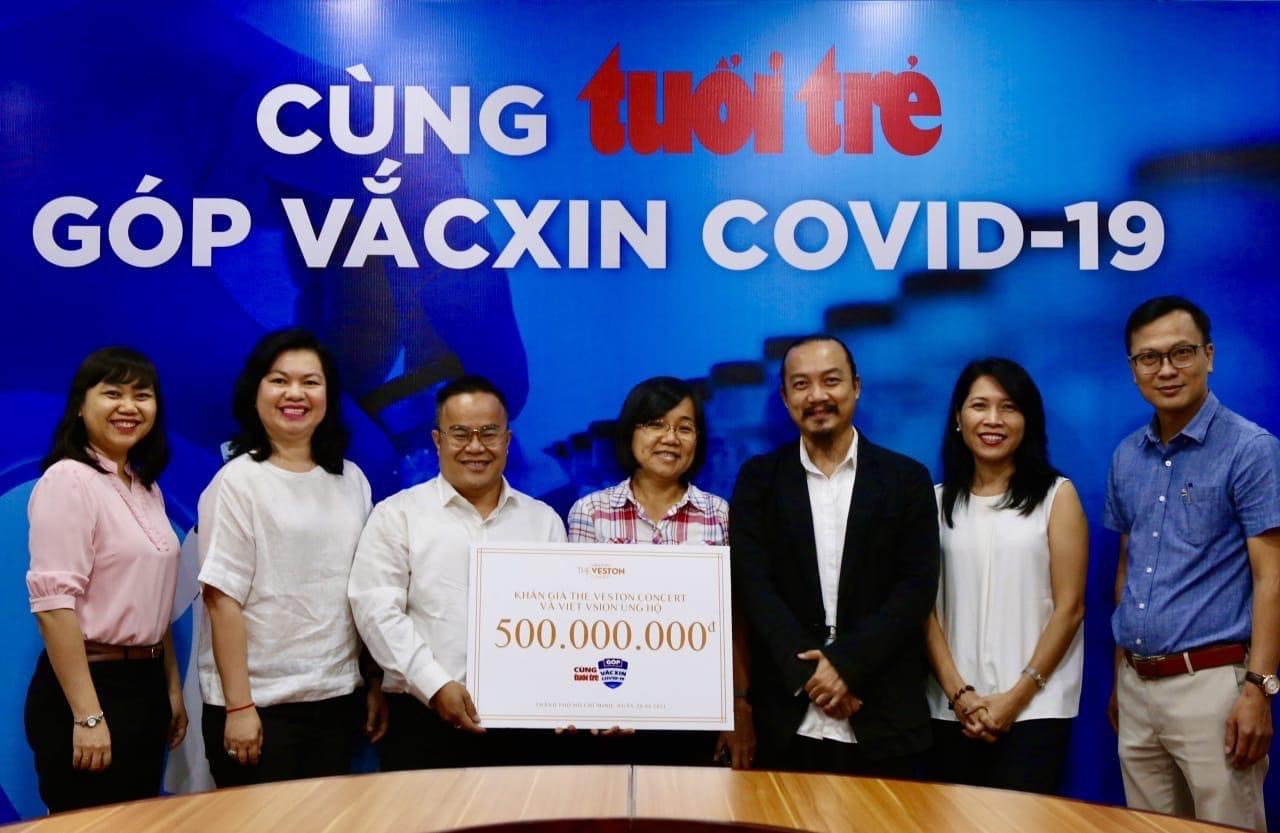 Đại diện của Hà Anh Tuấn trong buổi đóng góp vào quỹ vắc xin Covid-19