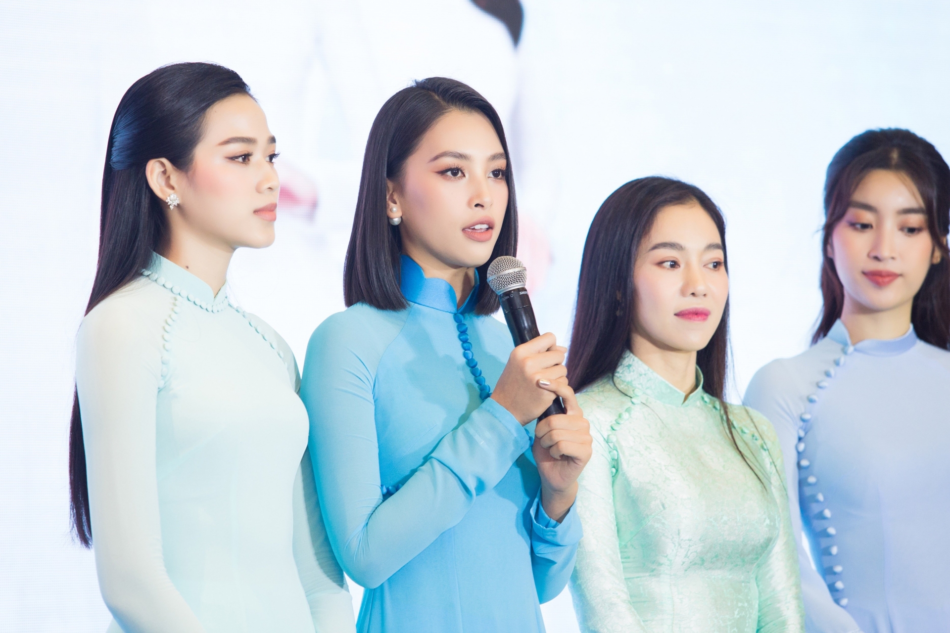 Hoa hậu Tiểu Vy phát biểu trong buổi kể và chia sẻ các dự án nhân ái của mình trong tương lai