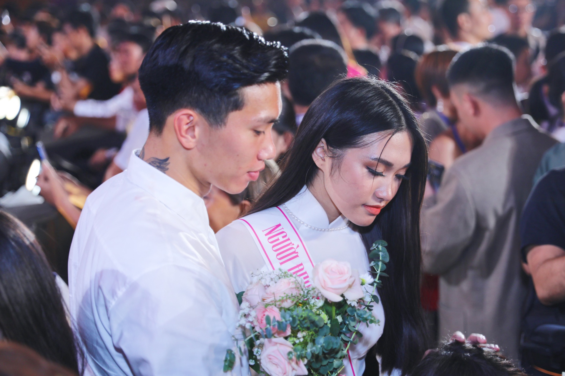 Đoàn Văn Hậu luôn ân cần đứng sau 'bạn gái tin đồn' trong đêm Chung kết Cuộc thi Hoa hậu Việt Nam 2020.