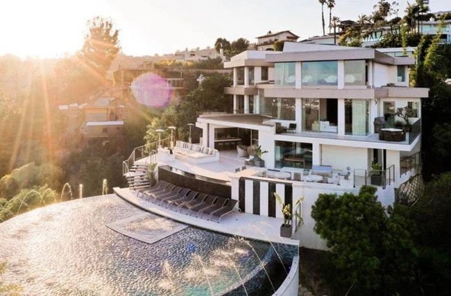Nathan Lee đã từng khiến nhiều người 'giật mình' khi chi 25 triệu đô để sở hữu căn villa sang trọng tại khu Beverly Hills đắt đỏ nhất Hollywood