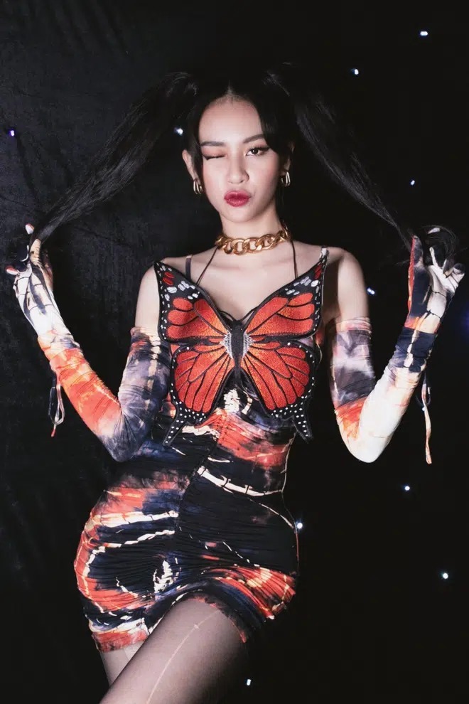 Phí Phương Anh là người đẹp đầu tiên lăng xê mẫu áo 'cánh bướm dối gian' và gắn liền nó với sản phẩm ca nhạc của mình