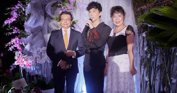Bố gọi điện giữa cuộc