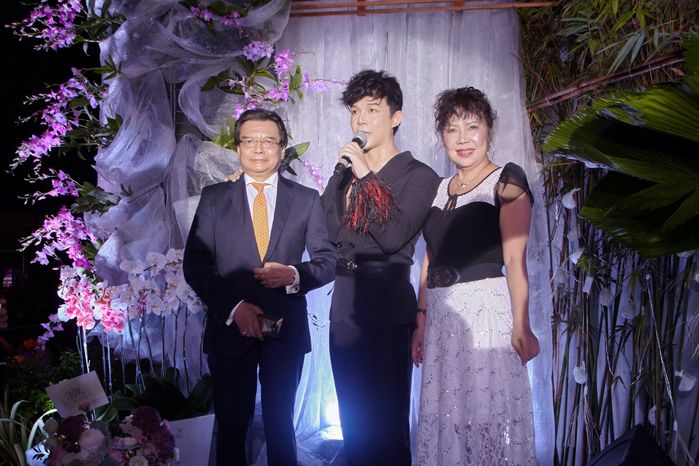 Nathan Lee cùng bố mẹ của mình.