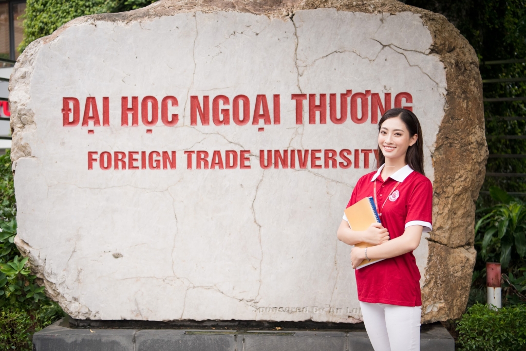 Hoa hậu Lương Thùy Linh cho biết là sinh viên Đại học Ngoại thương nhưng không phải ai cũng có quyền đòi hỏi mức lương 2.000 USD khi ra trường