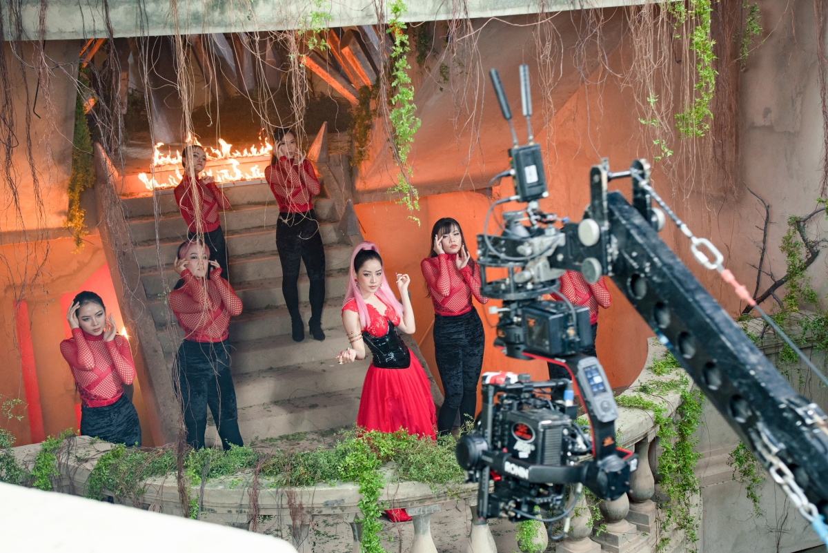 Nhà sản xuất còn đầu tư khi quay hẳn 1 MV cho nhạc phim với bối cảnh cũng kĩ thuật hoành tráng