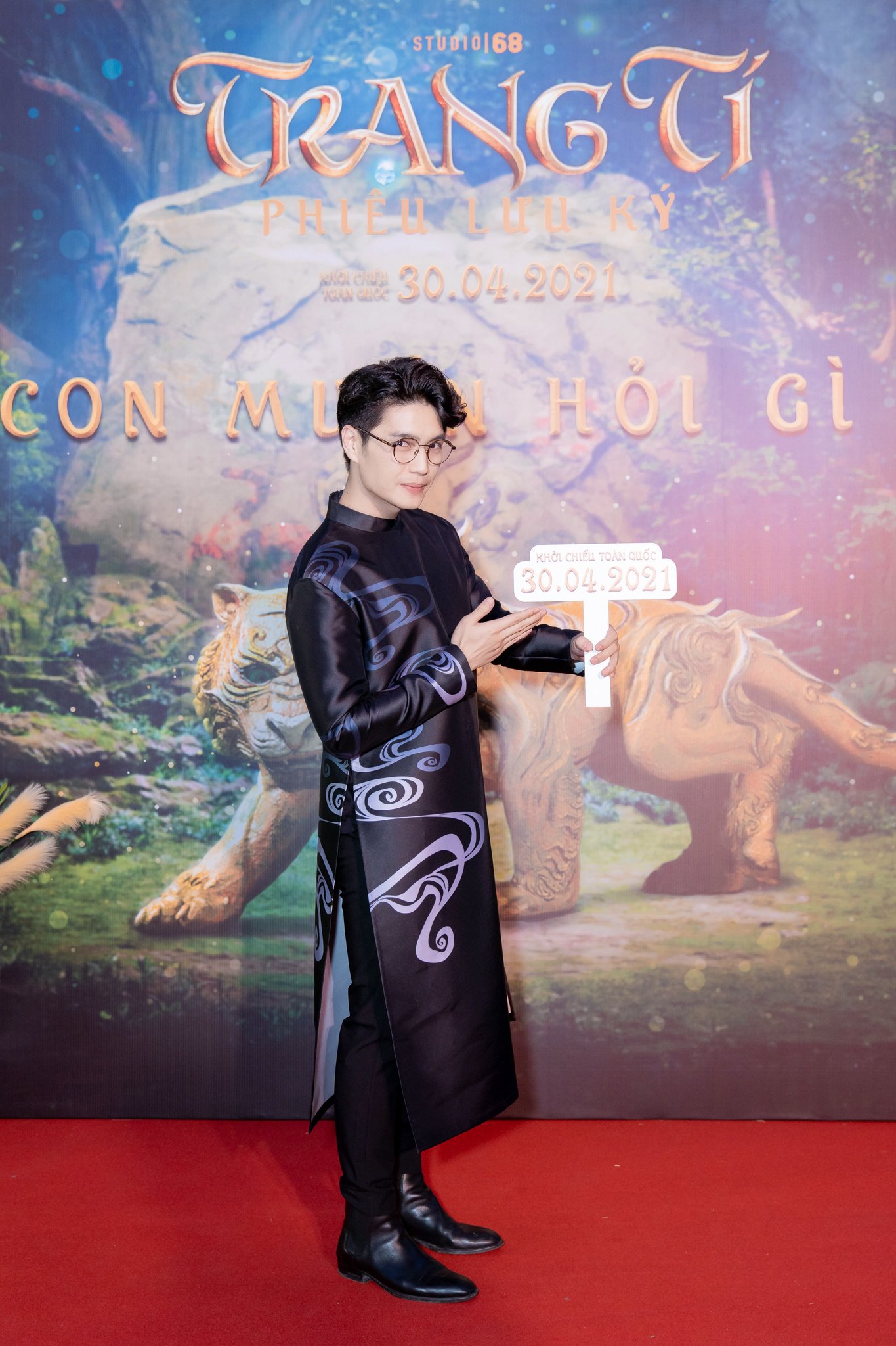 'Bạn trai tin đồn' của Ngô Thanh Vân là CEO Huy Trần cũng xuất hiện để ủng hộ sản phẩm này của cô