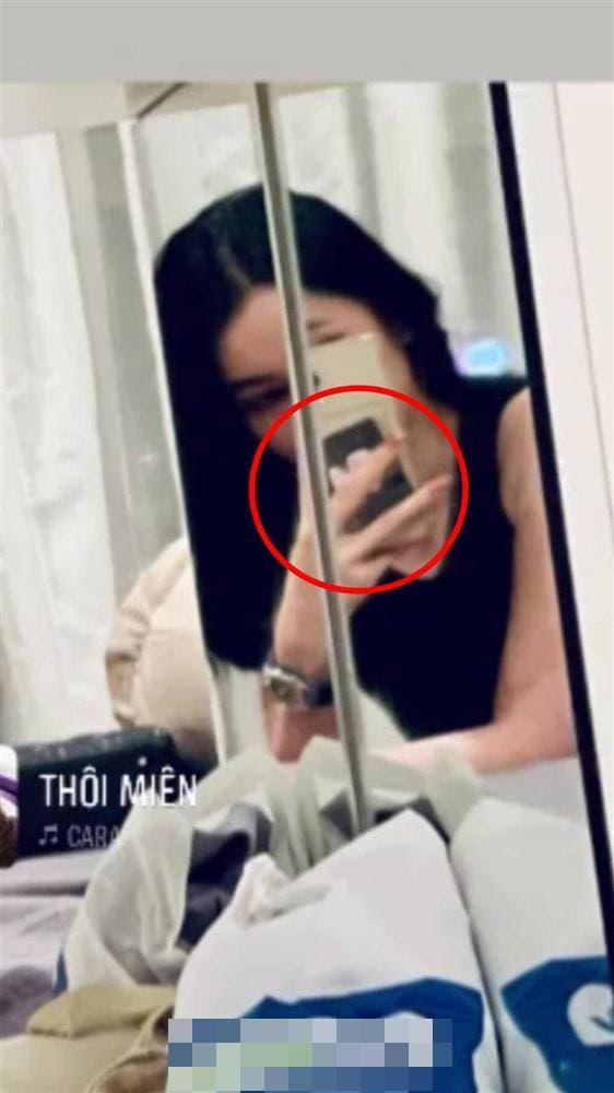 Cẩm Đan khoe khéo chiếc ốp điện thoại có ảnh chụp chung với bạn trai hơn 27 tuổi