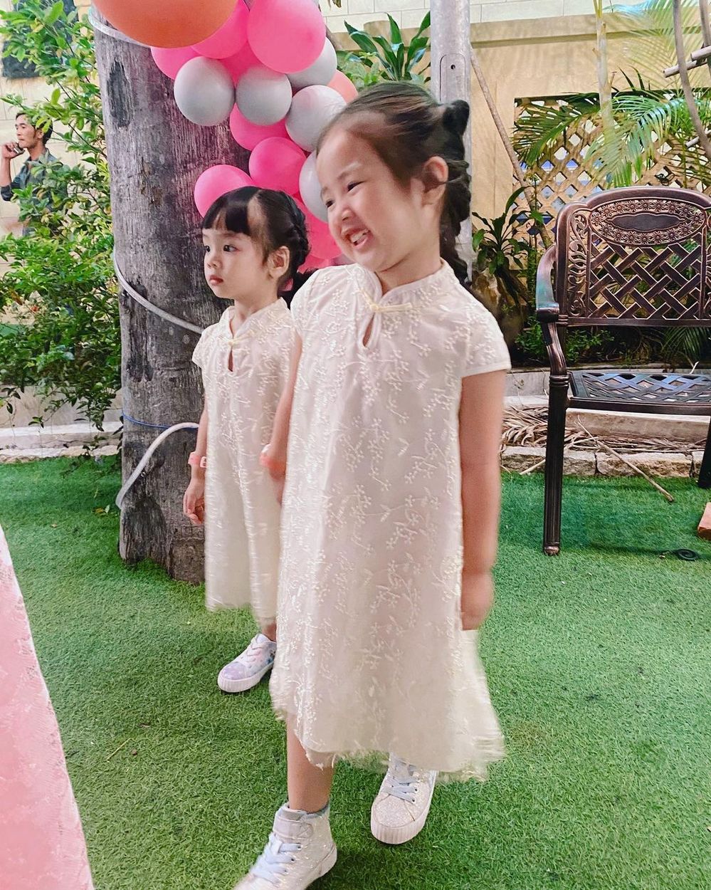 Hai cô con gái của Hoài Lâm - Cindy Lư xuất hiện tại một địa điểm được trang trí với màu hồng bắt mắt