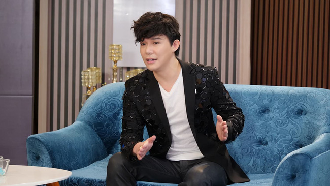 Hết The Voice, Nathan Lee tiếp tục cho chương trình The X-Factor lên sóng livestream của mình