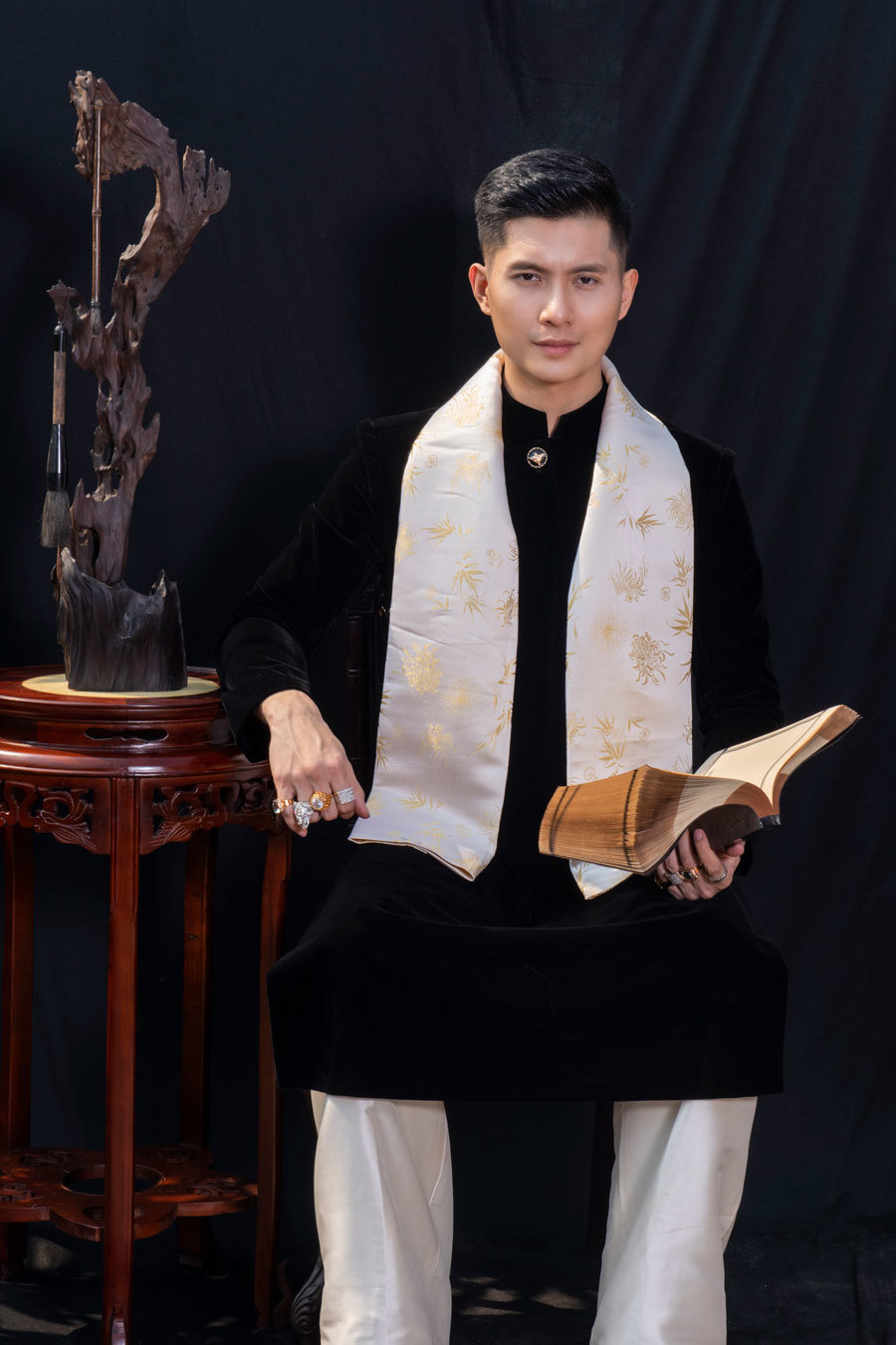 Xuất thân là mẫu ảnh, không ít lần Lâm Bảo Châu đã chụp với trang phục truyền thống nhưng chưa hề có sự xuất hiện của Lệ Quyên