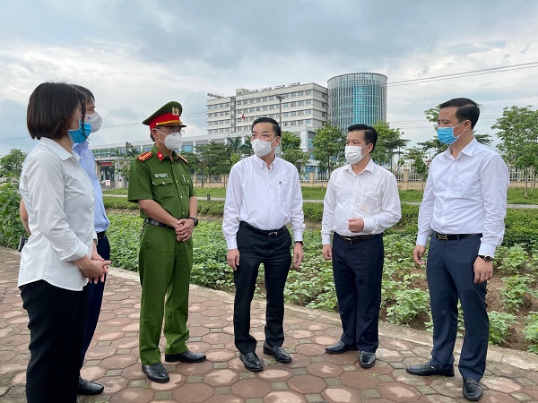 Chiều 5/5, Chủ tịch UBND Hà Nội Chu Ngọc Anh đã đến Bệnh viện Bệnh Nhiệt đới Trung ương để kiểm tra công tác phong tỏa.