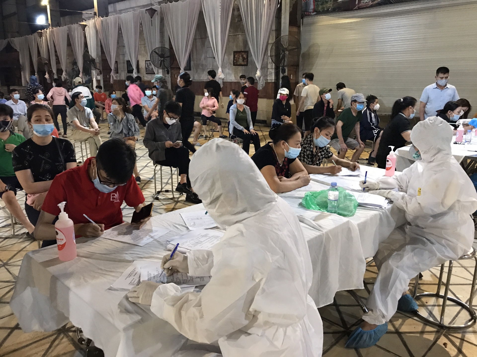 Lẫy mẫu xét nghiệm Covid-19 cho người dân ở thị xã Từ Sơn. Ảnh: CDC Bắc Ninh