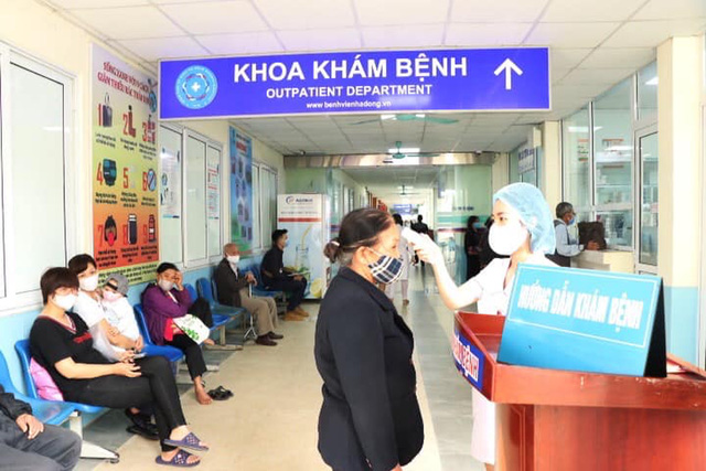 Bệnh viện đa khoa Hà Đông thực hiện kiểm tra thân nhiệt cho những người ra vào bệnh viện
