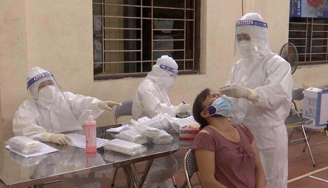 Đơn vị y tế đang lấy mẫu xét nghiệm tại thôn Mão Điền, nơi phát hiện nhiều ca dương tính với SARS-CoV-2 trên địa bàn tỉnh Bắc Ninh. Ảnh: Thông tấn xã Việt Nam