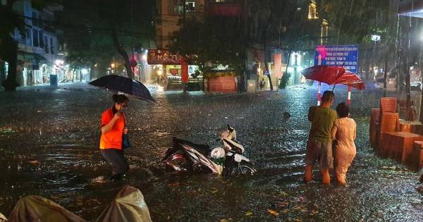 Nhiều tuyến đường Hà Nội ngập nặng trong cơn mưa xối xả kèm sấm chớp đúng giờ tan tầm