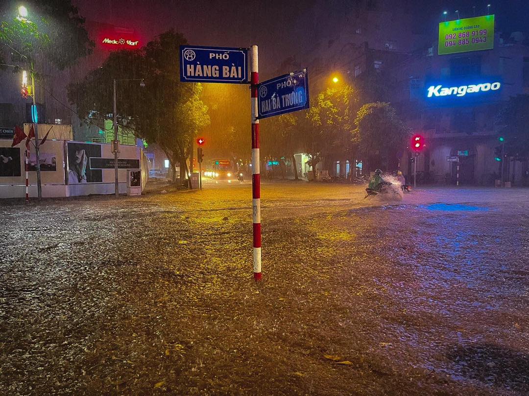 Việc lượng mưa nhiều khiến cho nhiều tuyến đường bị ngập nặng trên diện rộng. Ảnh: Hà Nội