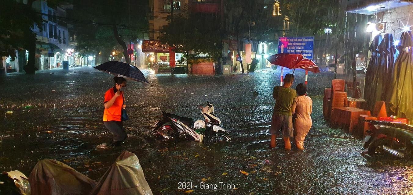 Không chỉ gây khó khăn trong việc di chuyển, cơn mưa chiều nay có dâng ngập vào trong nhiều khu vực nhà dân cũng như cửa hàng gần đường. Ảnh: Giang Trịnh