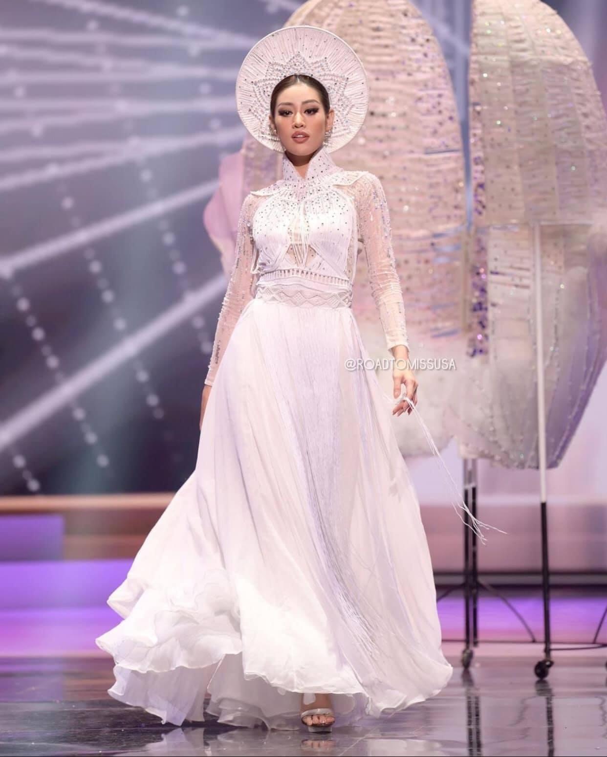 Mặc dù gặp sự cố nhưng Khánh Vân vẫn cực kỳ thần thái, sải bước trên sân khấu của Miss Universe
