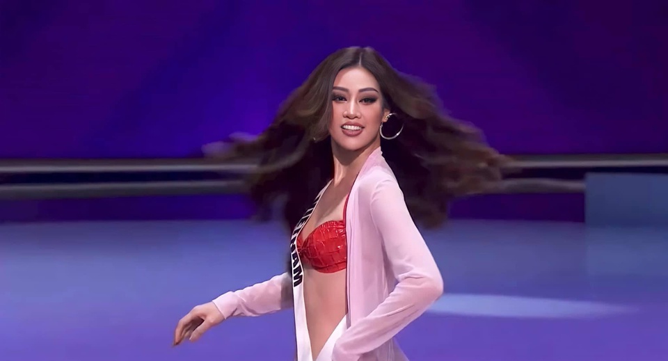 Những sải bước linh hoạt, tự tin, đúng chuẩn 'Best Catwalk' của Hoa hậu Hoàn vũ Việt Nam 2019 cùng với những cú xoay 'thần thánh' đã gây ấn tượng không nhỏ cho Khánh Vân trong mắt khán giả và bạn bè quốc tế