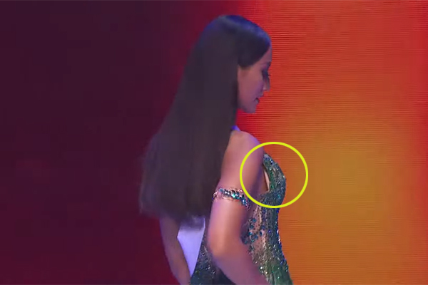 Hoa hậu Indonesia Ayu Maulida bất cẩn trong việc xử lý trang phục nên để lộ miếng độn ngực khi camera bắt ở góc nghiêng.