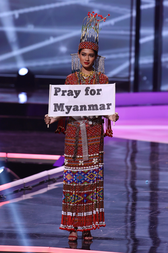 Thuzar Wint Lwin gây xôn xao mạng xã hội khi trình diễn trang phục dân tộc trên sân khấu Miss Universe