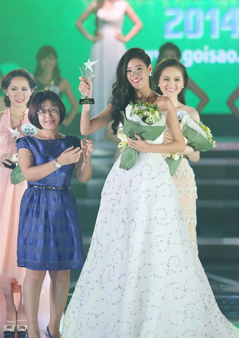 Thừa thắng xông lên, Khánh Vân tiếp tục giành được danh hiệu Á khôi 2 Miss Ngôi sao chỉ 1 năm sau khi đăng quang Hoa khôi Áo dài