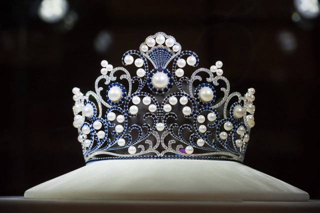 Vương miện của Hoa hậu Đỗ Mỹ Linh đặc trưng với 5 viên ngọc trai South Sea cùng màu xanh tượng trưng cho biển cả