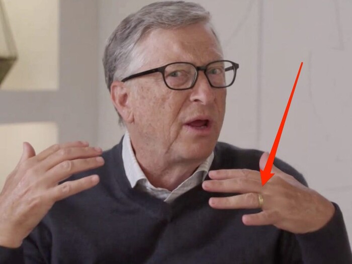 Bill Gates để lộ việc vẫn đeo nhẫn cưới trong cuộc họp trực tuyến mới đây