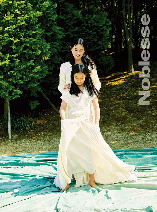 Sắc vóc nổi trội của con gái Lee Young Ae khi chụp ảnh cho bìa tạp chí ngay trong khuôn viên nhà mình