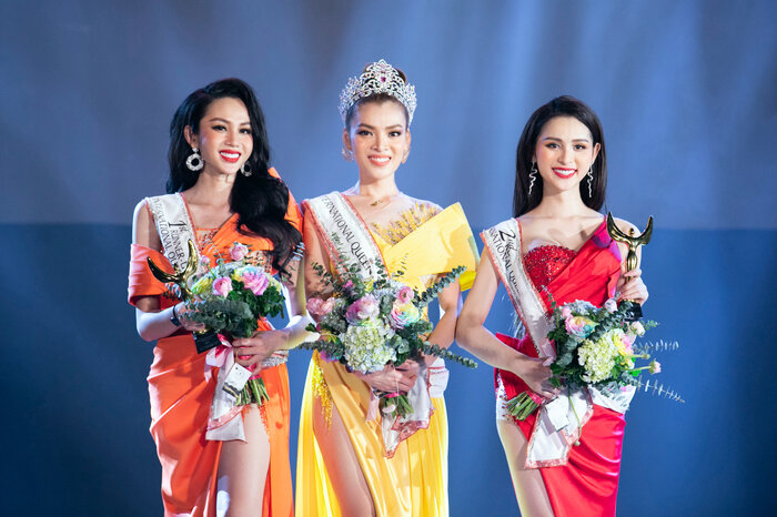 Hoa hậu Phùng Trương Trân Đài và 2 Á hậu Tường Vy và Lý Mỹ Kỳ