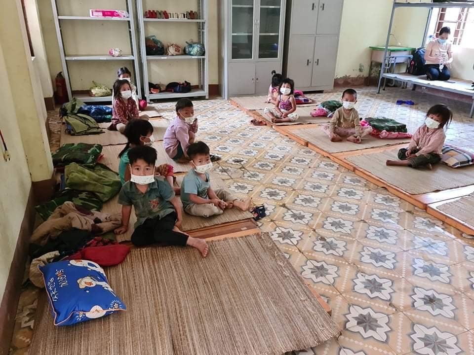 Số lượng học sinh là F1 ở tỉnh Điện Biên rất lớn trong khi điều kiện vật chất còn thiếu thốn, không có đồ bảo hộ phù hợp cho các cháu bé